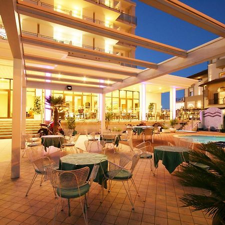 Hotel Excelsior Cattolica Bagian luar foto