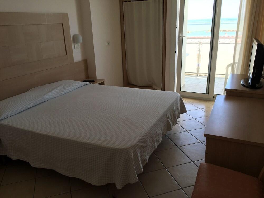 Hotel Excelsior Cattolica Bagian luar foto