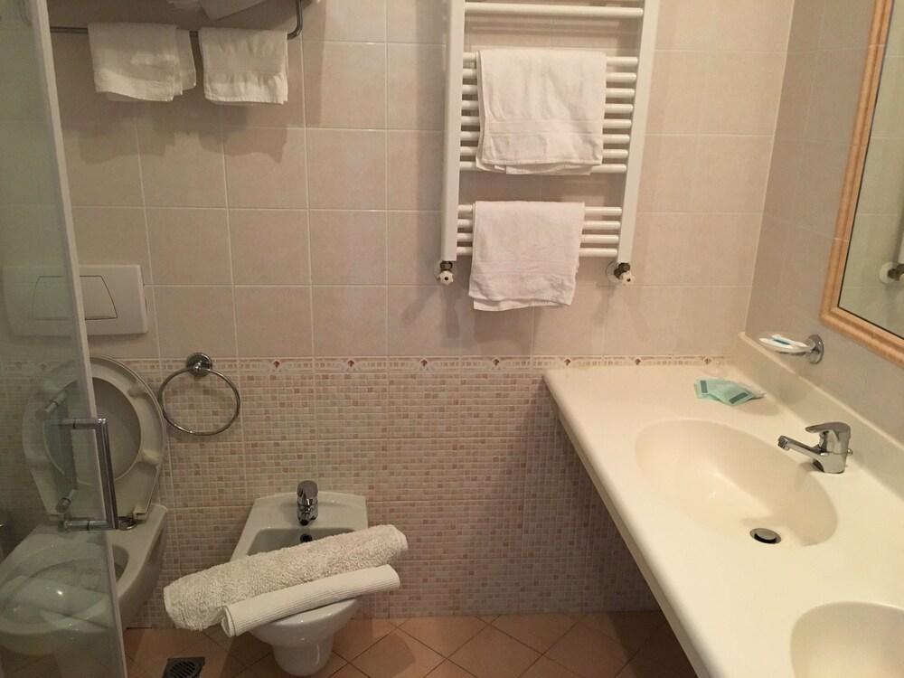 Hotel Excelsior Cattolica Bagian luar foto