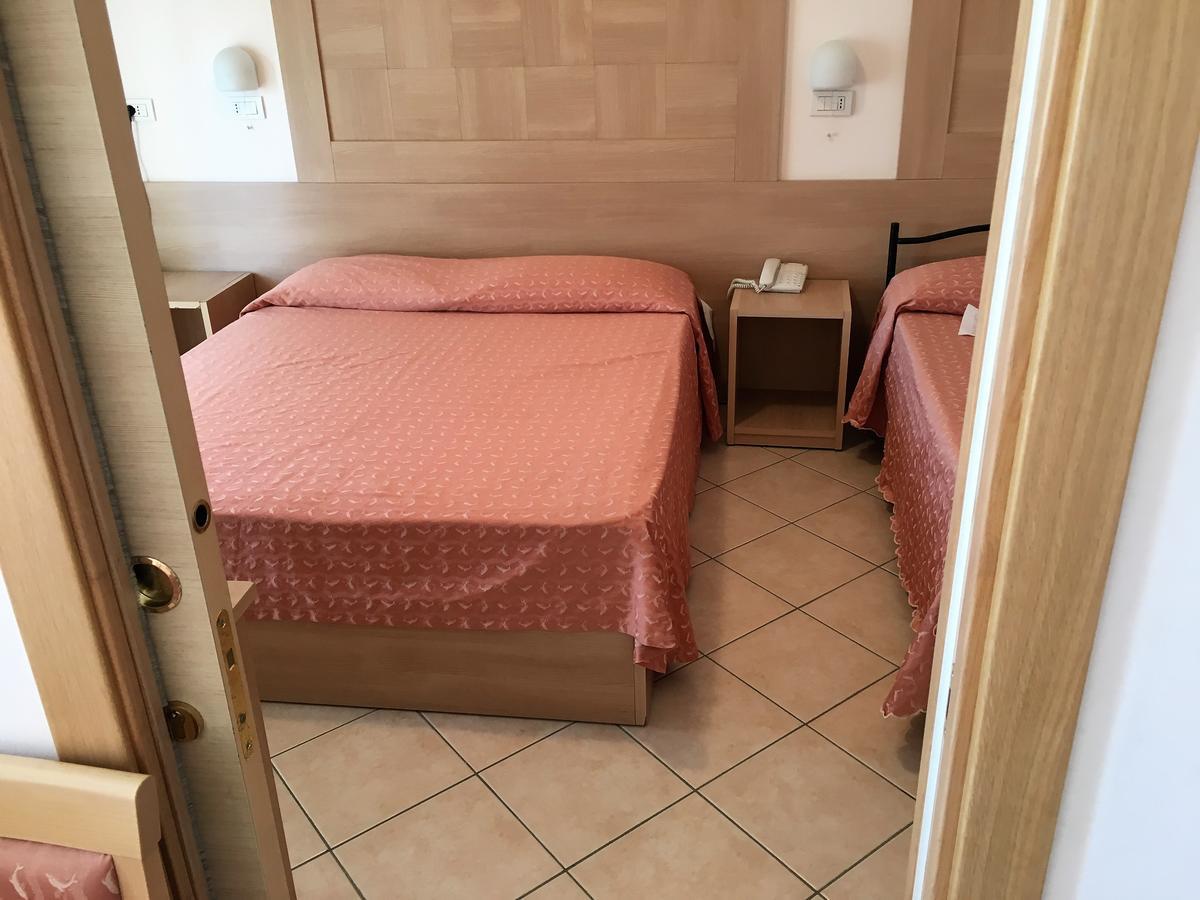 Hotel Excelsior Cattolica Bagian luar foto