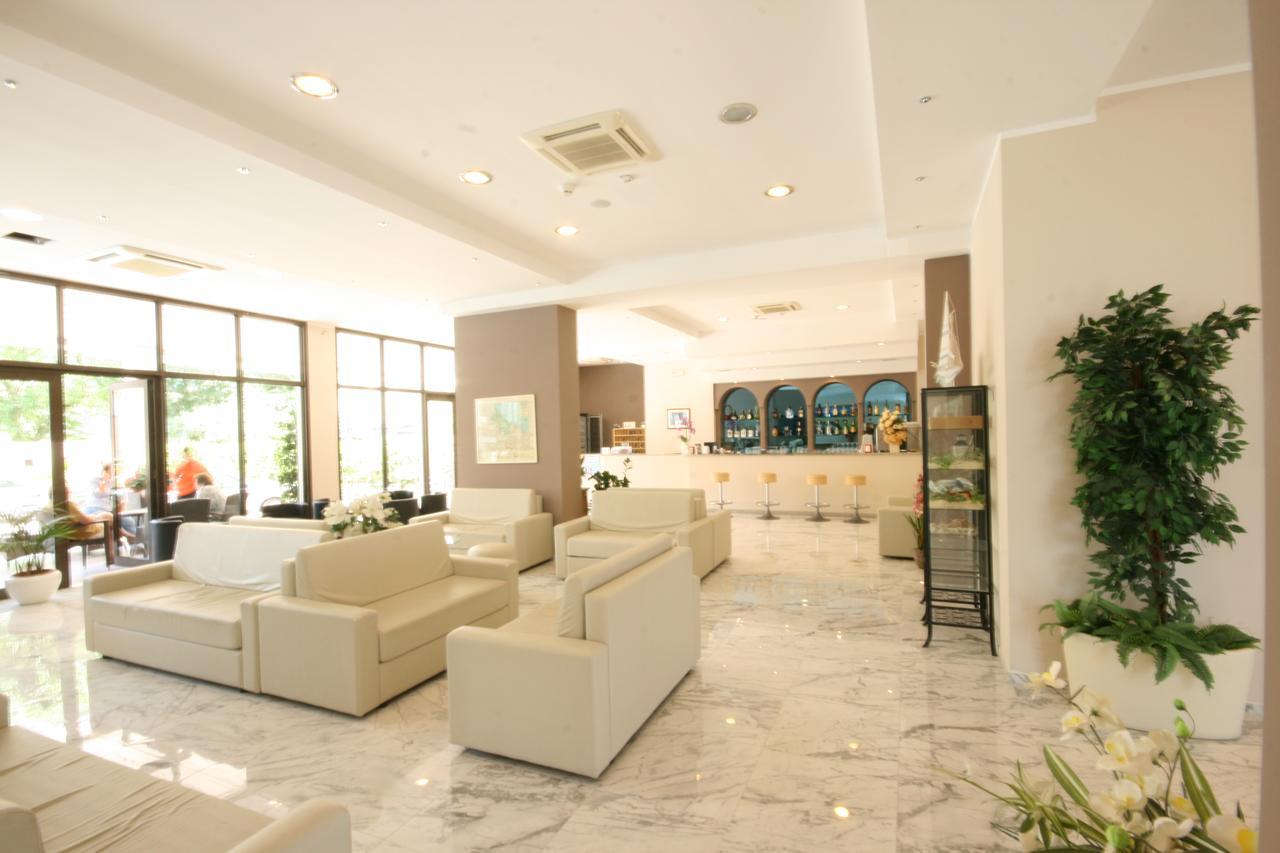 Hotel Excelsior Cattolica Bagian luar foto