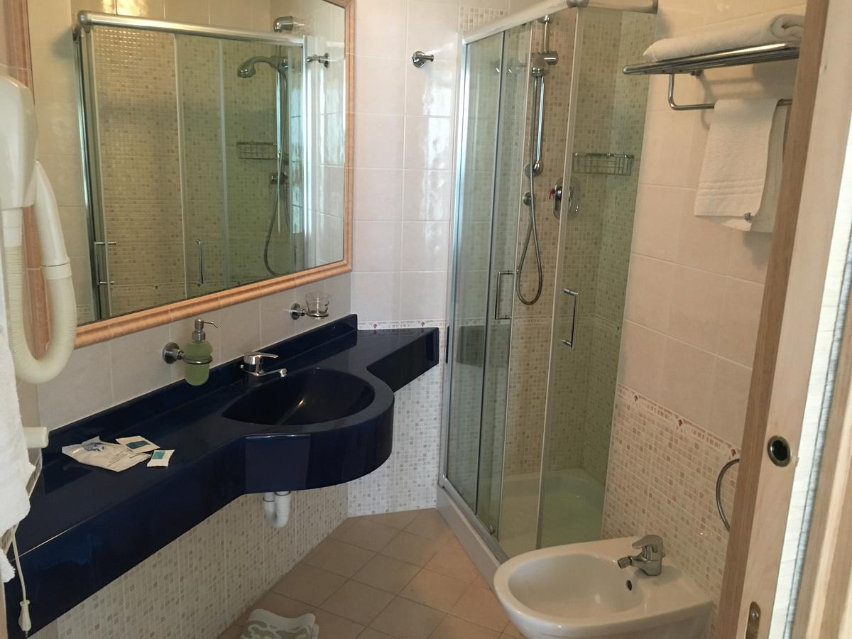Hotel Excelsior Cattolica Bagian luar foto