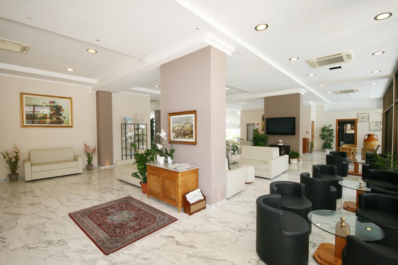 Hotel Excelsior Cattolica Bagian luar foto
