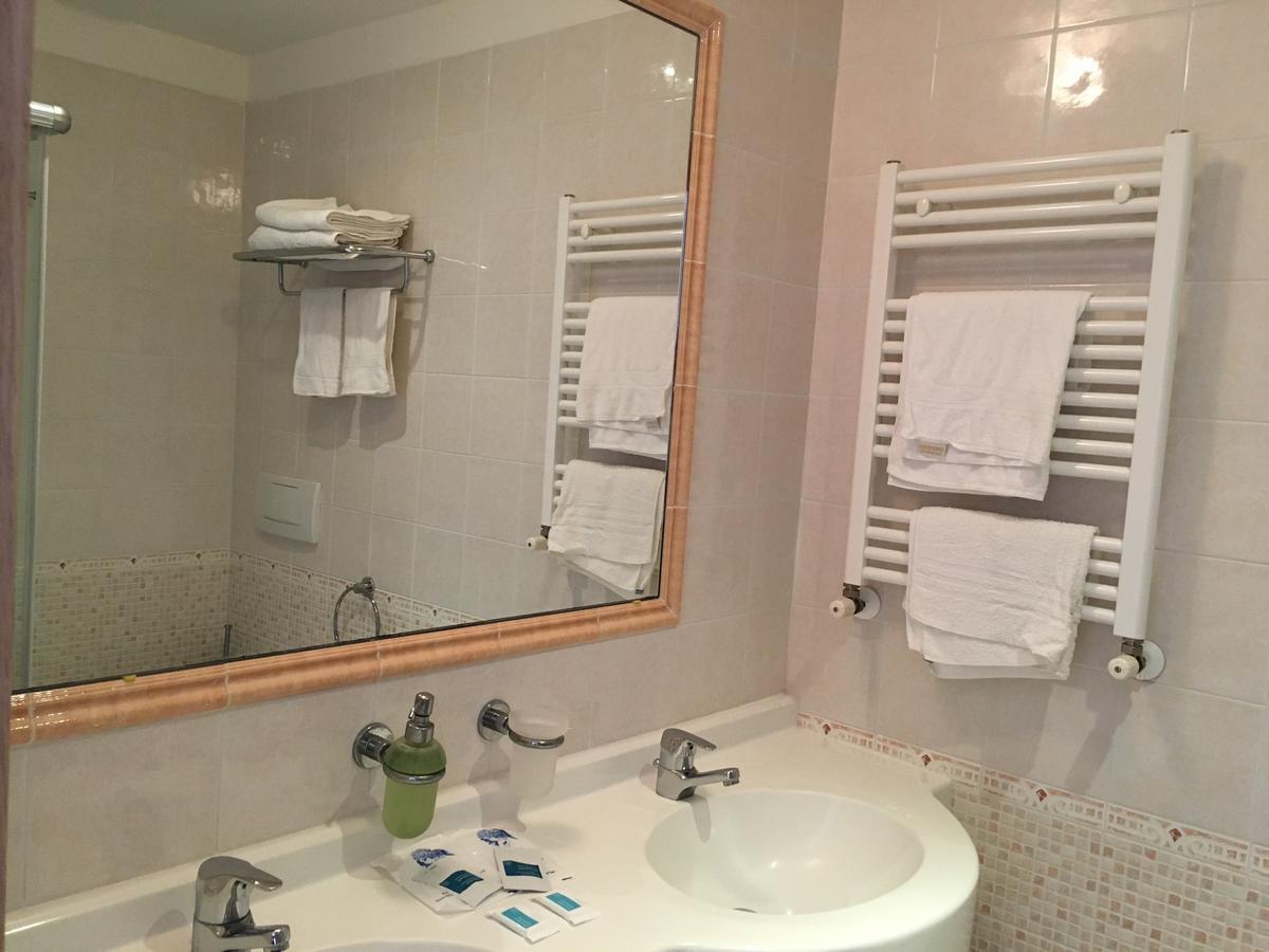 Hotel Excelsior Cattolica Bagian luar foto