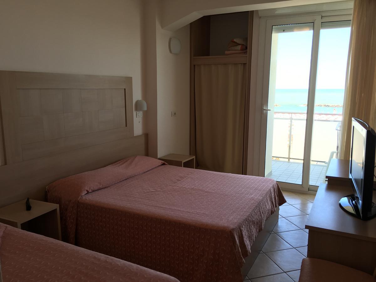 Hotel Excelsior Cattolica Bagian luar foto