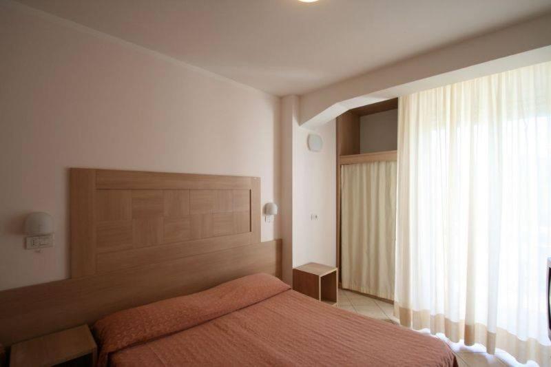 Hotel Excelsior Cattolica Bagian luar foto