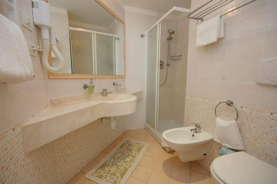 Hotel Excelsior Cattolica Bagian luar foto